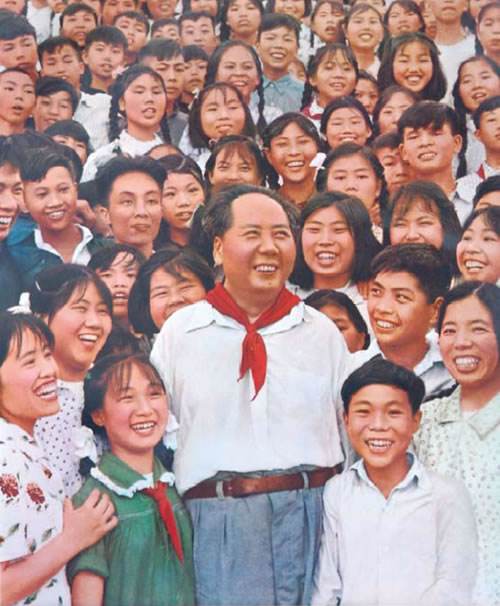 1959年，那个给毛主席戴红领巾的男孩子，后来怎么样了？