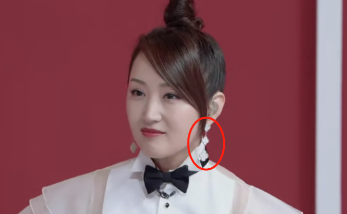 杨钰莹戴镶钻白金耳环，配饰价值超36万，十年前