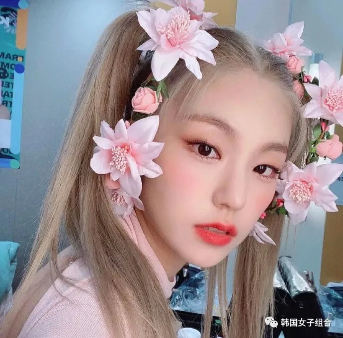 各种梳起来的发型都尝试了的女团爱豆,为努力工作的头皮应援