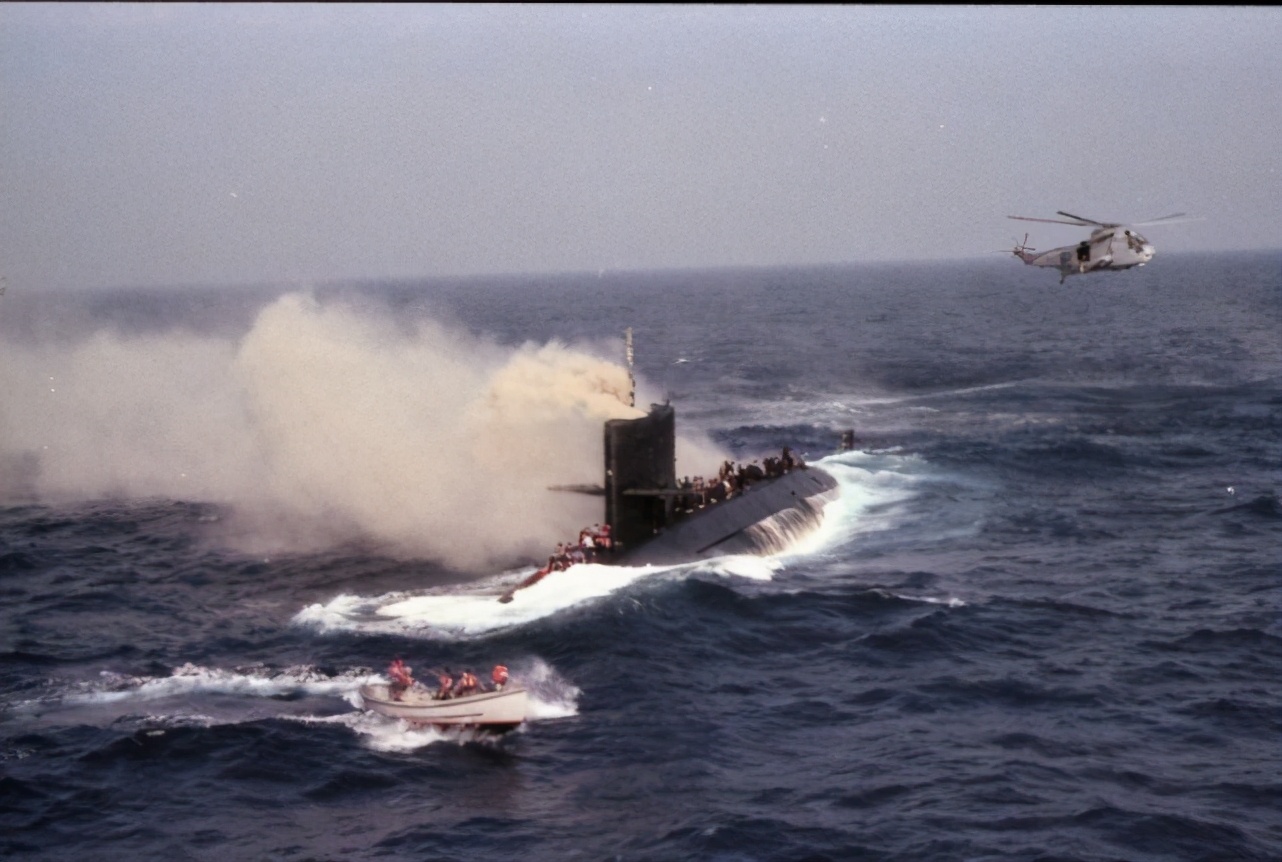 美军北梭鱼号潜艇爆炸，大火席卷，3人被烧成焦炭，艇员蜂拥逃窜