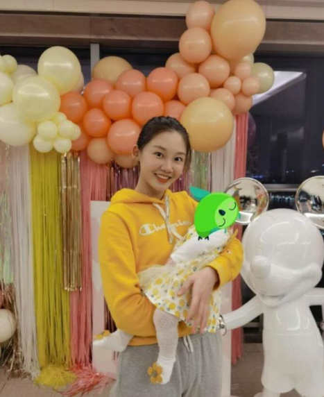 郑恺为女儿办百日宴，苗苗打扮得低调简朴，郑