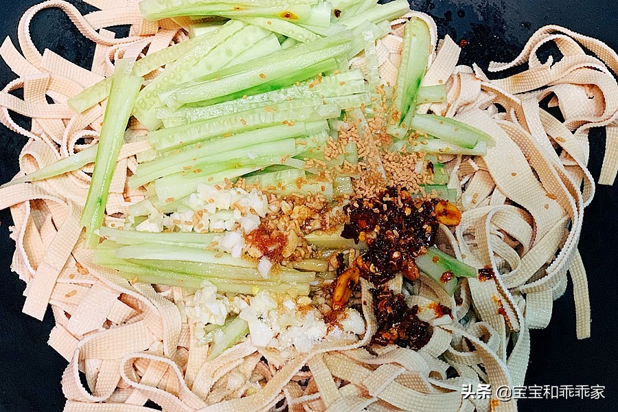 涼拌千張絲，做法簡單、味道好，家庭菜譜中必備的豆制品涼拌菜