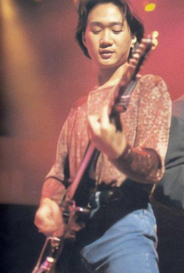 1993年，黄家驹和主持人掉下舞台，一人死亡，他却因为安全帽幸免