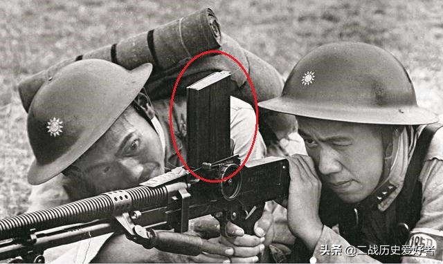 抗战机枪弹匣是弯的还是直的？为什么电视剧里
