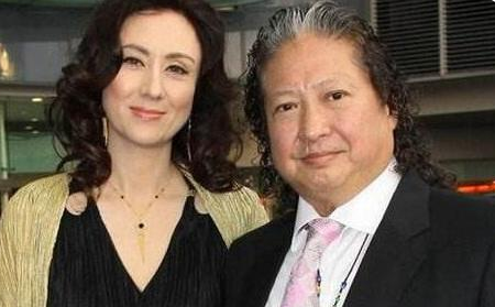 洪金宝36岁女儿至今未嫁，看到本人照片后，网友