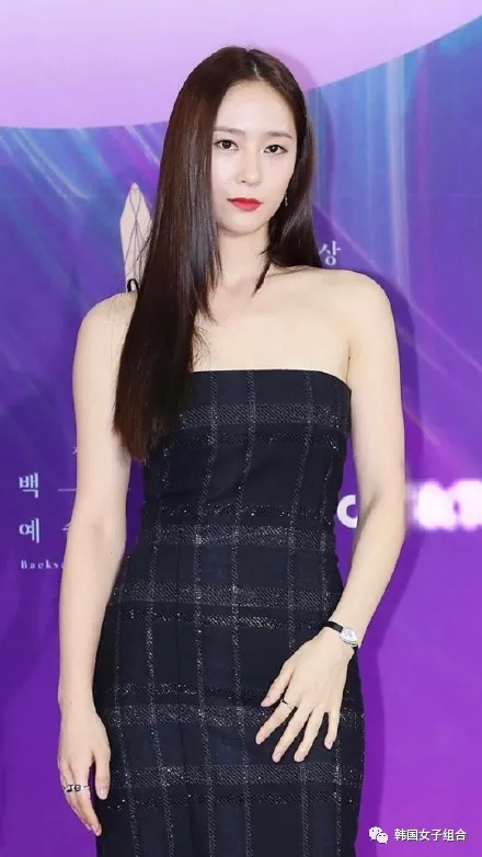 昨日百想艺术大赏,这位女团爱豆的红毯造型