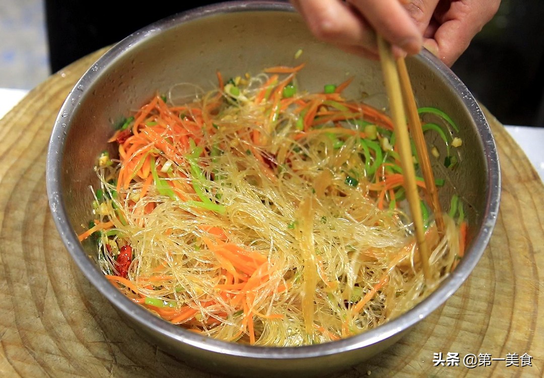 飯店的涼拌菜好吃有秘訣，廚師長教你如何調制料汁，香辣清脆