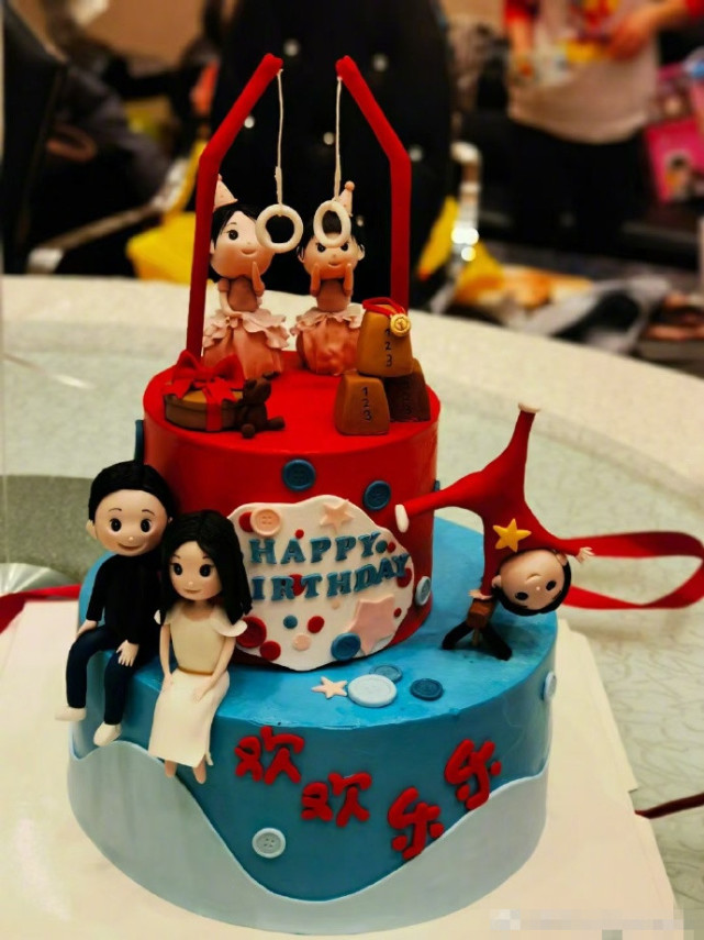 楊威老婆曬照為雙胞胎女兒慶生，一家五口共用一張臉，蛋糕超有愛