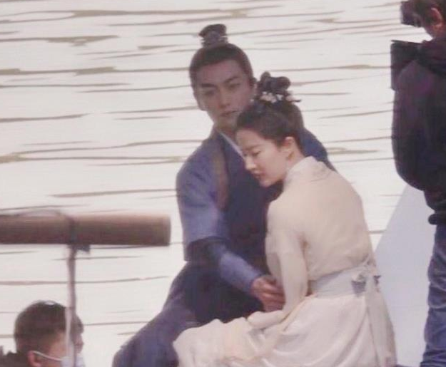 Liu Yifei old dawn kisses play road to reflect exposure fully, the collaboration crossing drama that Yang Guo follows small Long Nv is a bit sweet