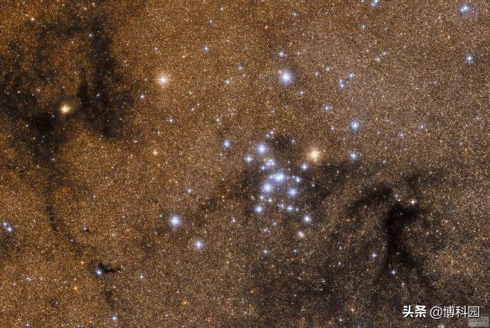 又在银河系中发现一个疏散星团，由大约100颗恒星组成