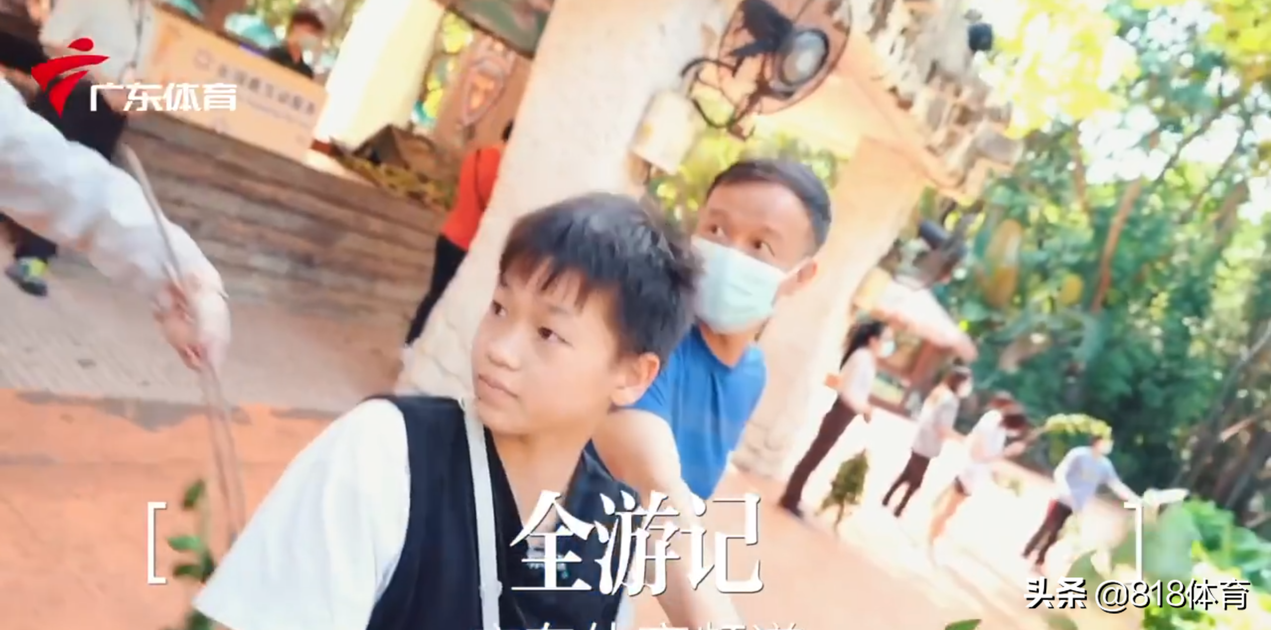 神仙师徒!全红婵动物园喂长颈鹿树叶不得要领,何教练亲自示范教她