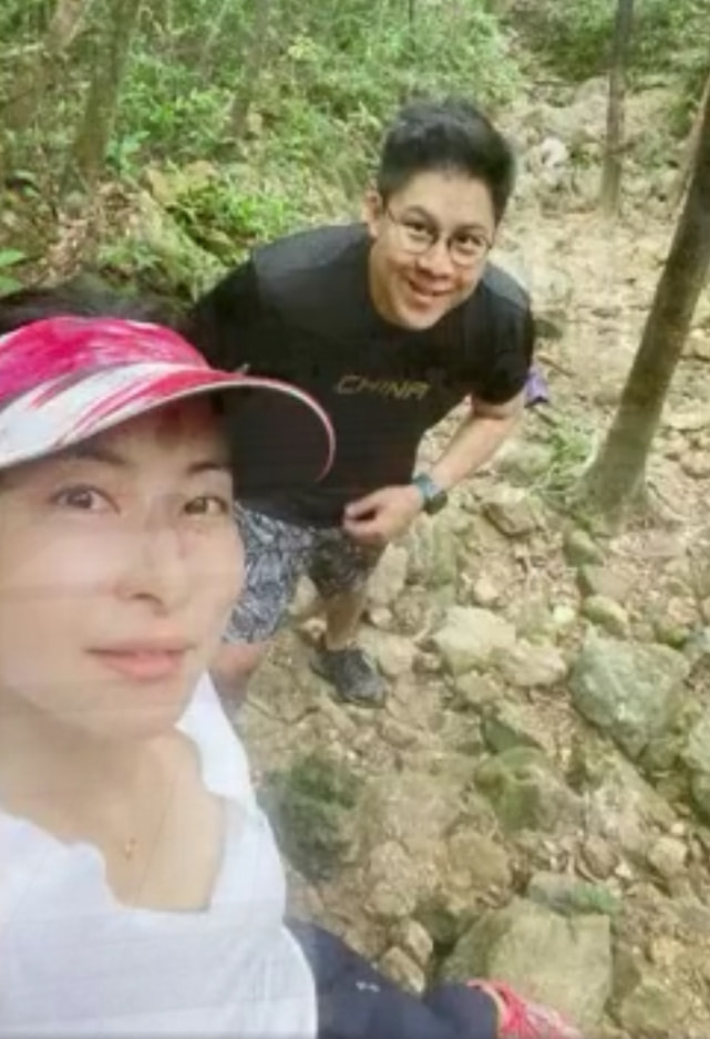 好幸福！郭晶晶晒一家五口温馨日常，与霍启刚爬山自拍秀足恩爱