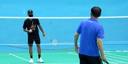 奥运冠军林丹罕露面，和大爷打球被说是新手，手臂纹身太抢镜