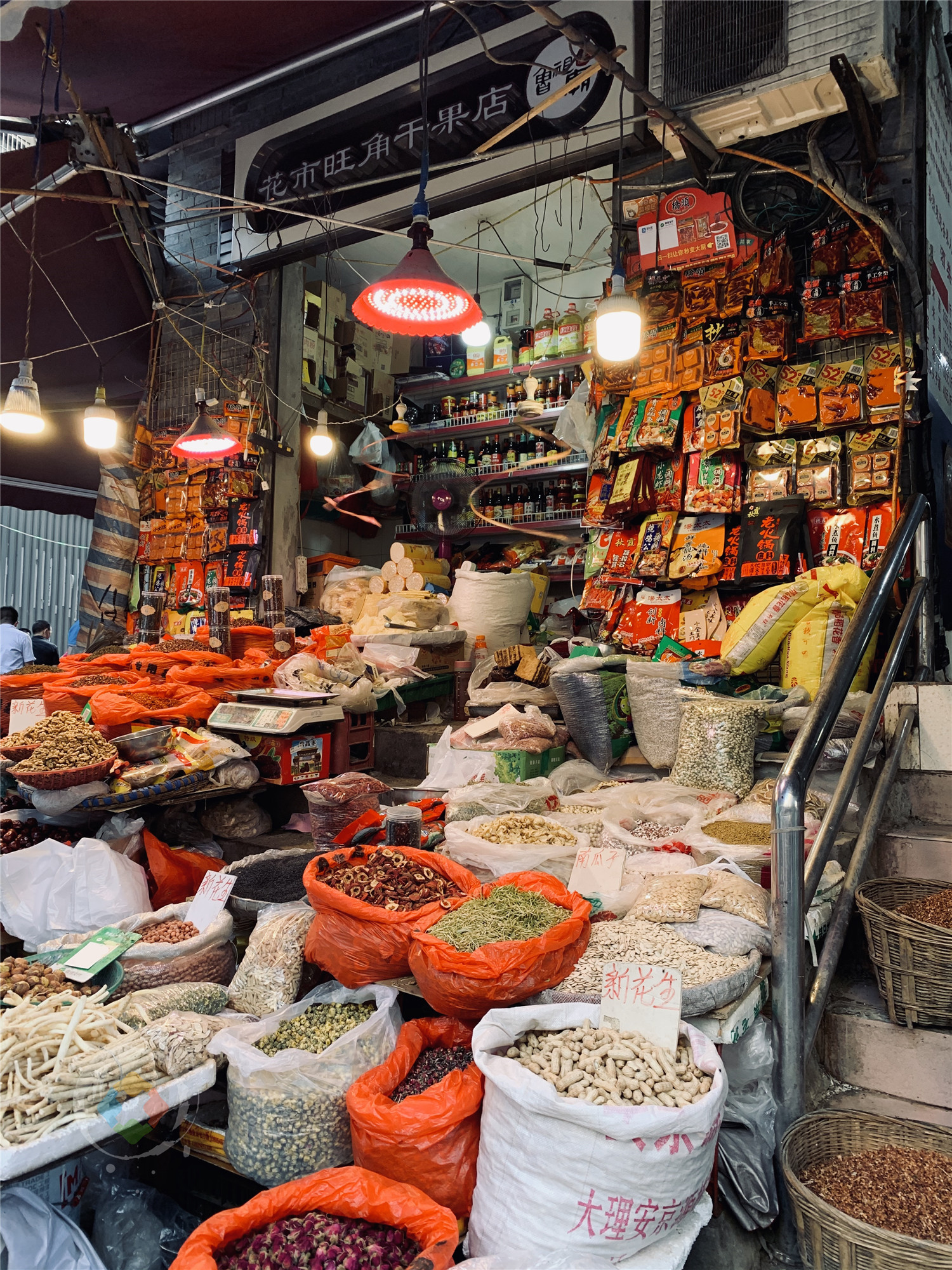解放碑背后的老重庆：鲁祖庙菜市场，是山城市井文化的真实写照