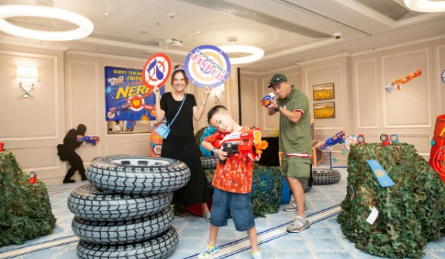 儿子7岁生日，应采儿晒全家福，生二胎后首次露