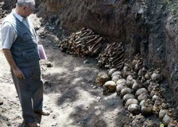 高速公路施工，意外挖出3000具军人遗骸，揭示一