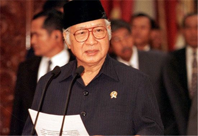 苏哈托：屠杀50多万华人，贪国家近75%钱财，却安享晚年