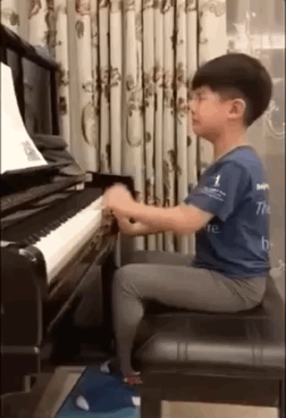胡可曬兒子近照，安吉與甜馨同舞台彈鋼琴，一個獨奏一個需老師陪