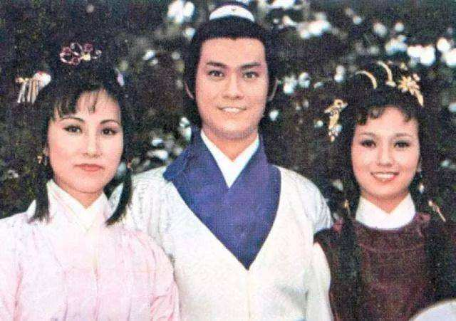 72岁的“张无忌”拥着72岁的“赵敏”拍照，原来