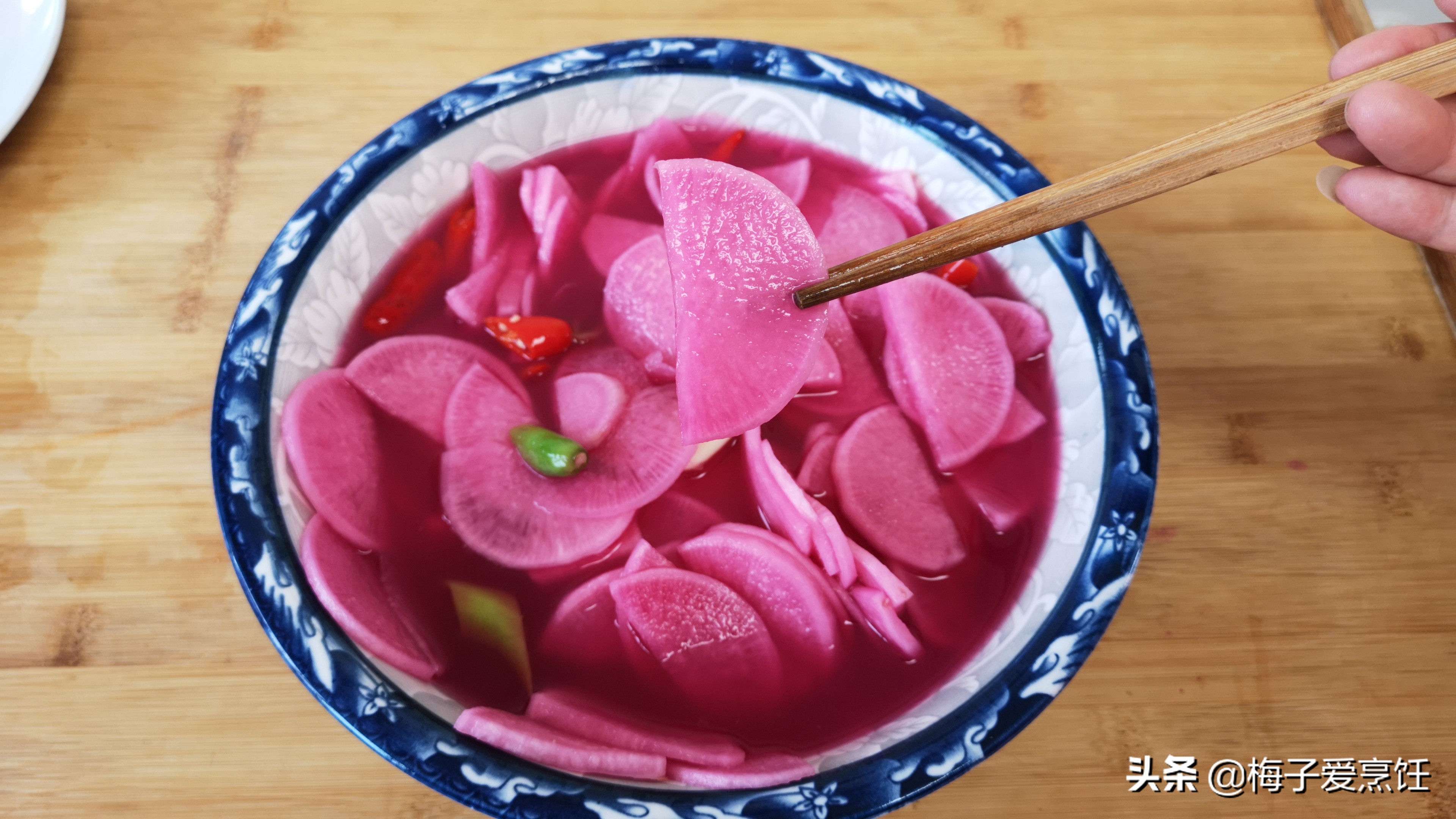 教你糖醋萝卜的做法，加点白醋瞬间变颜色，解腻开胃，好吃还好看