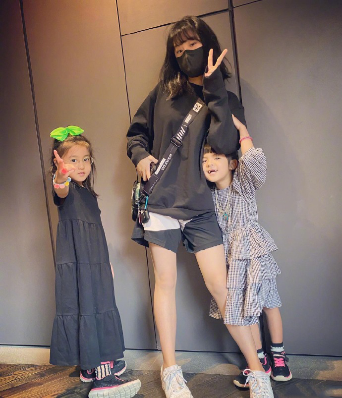 贾静雯修杰楷携大女儿走机场，母女俩穿同款短款，妈妈比女儿更白