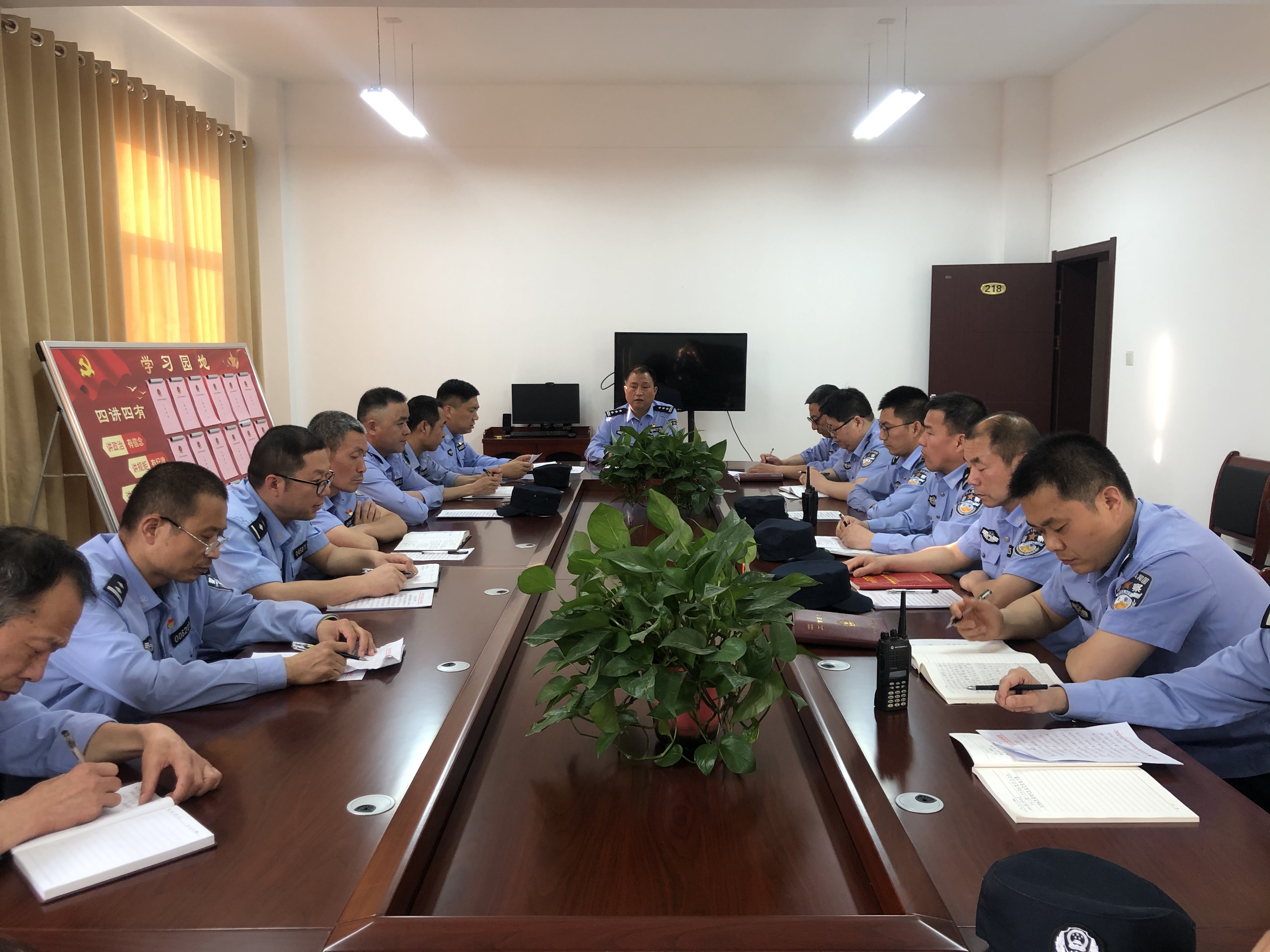 合阳县看守所党支部召开队伍教育整顿专题组织生活会