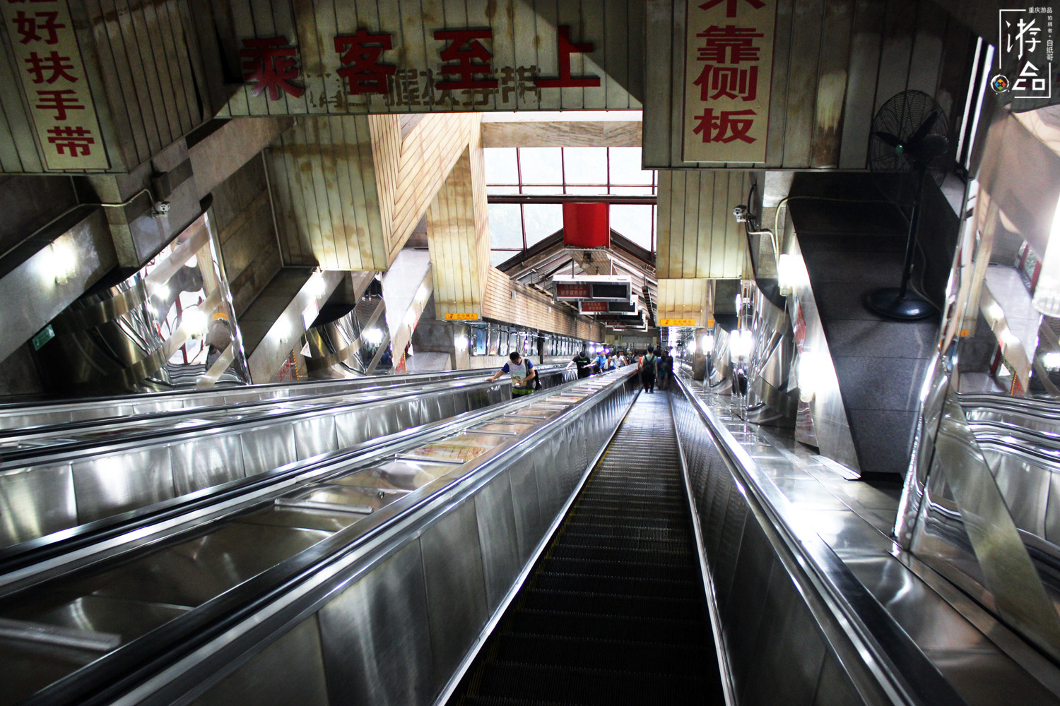 重庆人每天的交通工具，2元一次的电梯，不是景点游客却络绎不绝