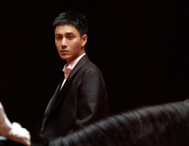 陈坤19岁儿子变化大！气质成熟五官立体像陈坤，被曝非亲生是弃婴