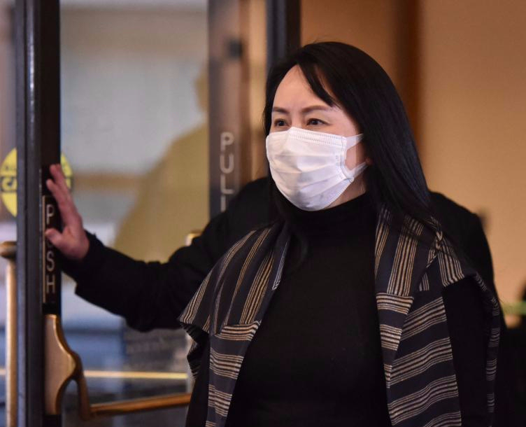 孟晚舟春节后首亮相意气风发！穿灰色阔腿裤霸总范，仰天一笑好美
