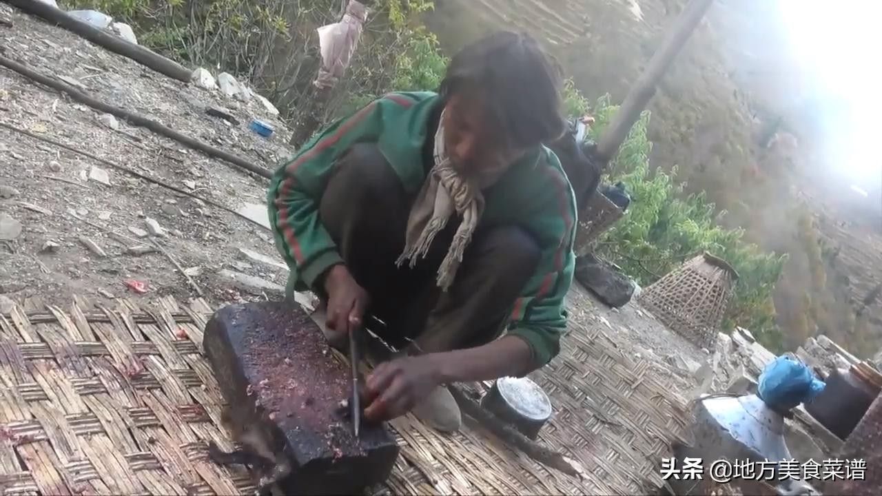 中国小伙送尼泊尔山区贫困户一头猪，解决了他们一年的肉食问题