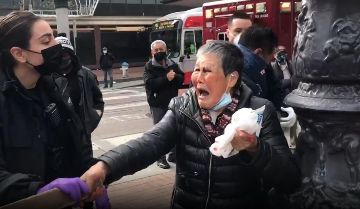 七旬老太在美遇袭，抡棍子把白人壮汉打吐血，一开口是地道广东话