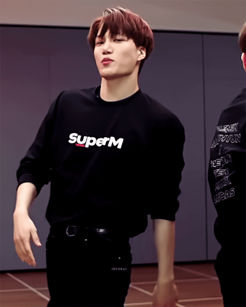 前几天公开的 tiger inside>练习室视频今天公开的 100>练习室视频,穿