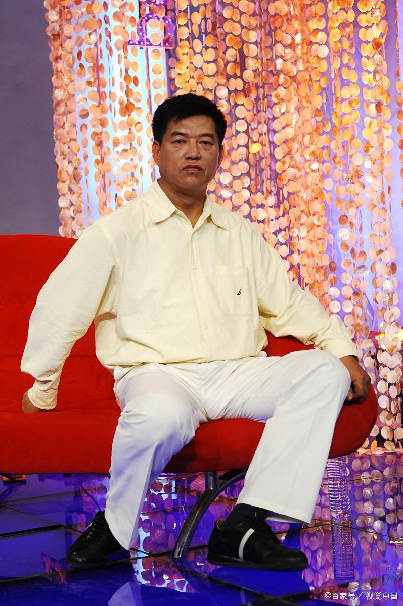 一把火烧出600亿！他脱下警服接手小破厂，三剂