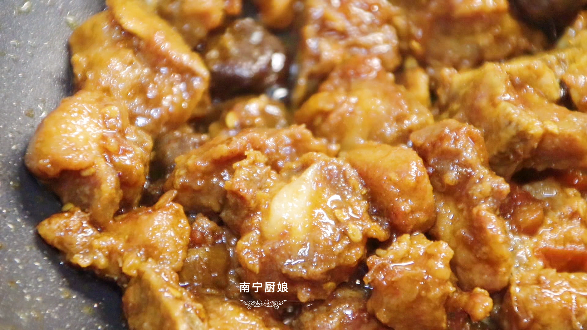 排骨别只会煲汤了，教你开胃解腻新吃法，上桌家人抢着吃，快试试