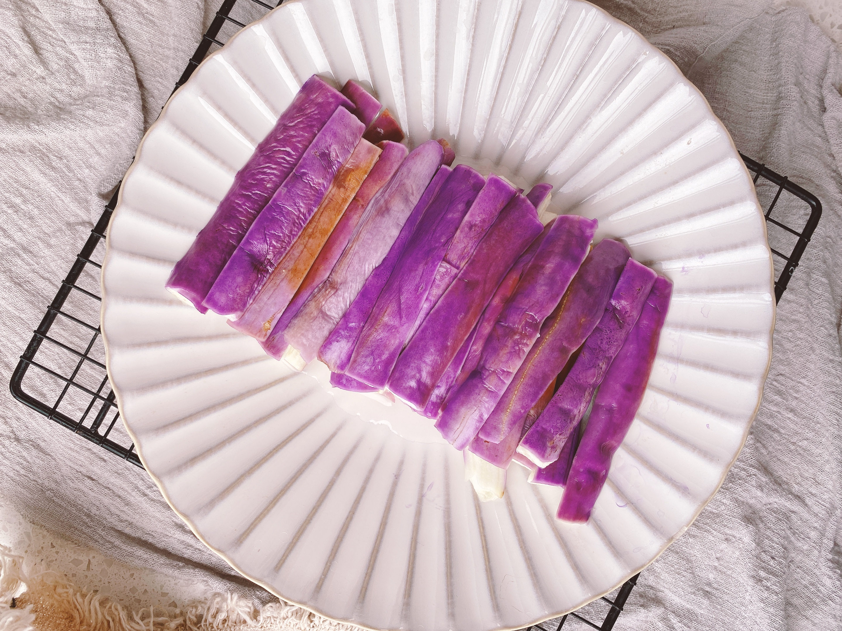 茄子最好吃的做法，不炒不炸，掌握3點不變色，鹹香軟糯，真解饞