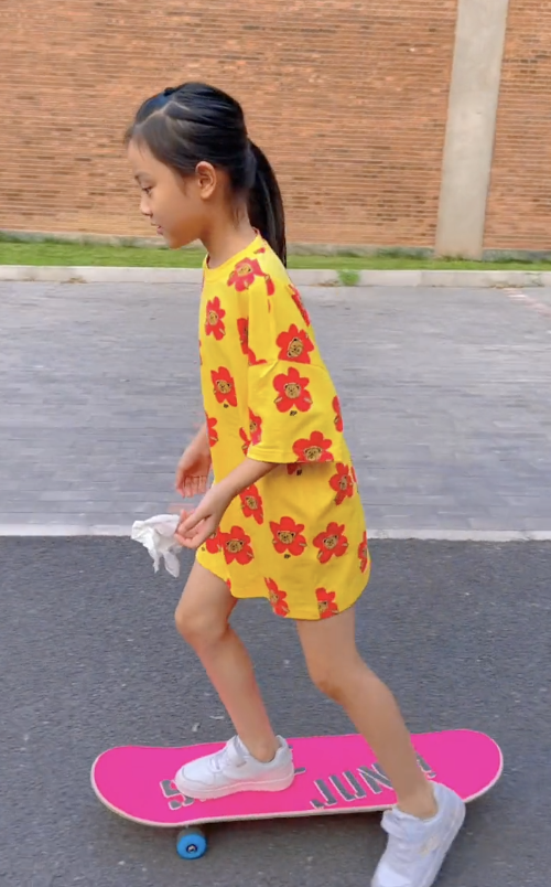 李小璐晒与甜馨日常，做蛋糕玩滑板很充实，穿国货彰显爱国情怀