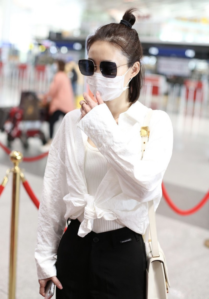 王丽坤真有一套，休闲装的都能“二八分”，但