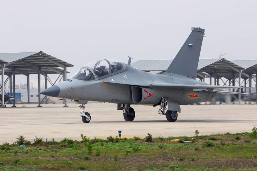 成飞曝光双座歼20，世界首款双座型五代机，将用