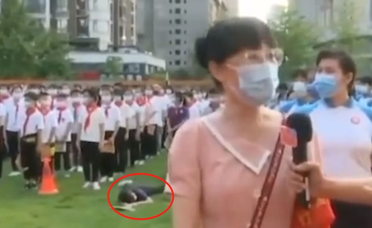 开学典礼学生昏厥无人搀扶，直播相机记录全程，武汉教育局回应