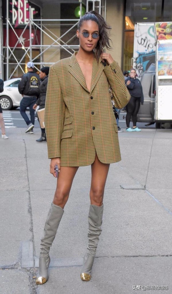 赵雅芝越老越敢穿，全身上下只穿一件西装，看