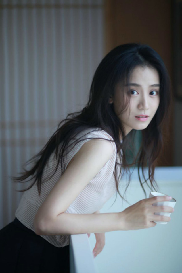 章子怡瞪眼像Angelababy，硬扯少女感，网友：学杨幂吗