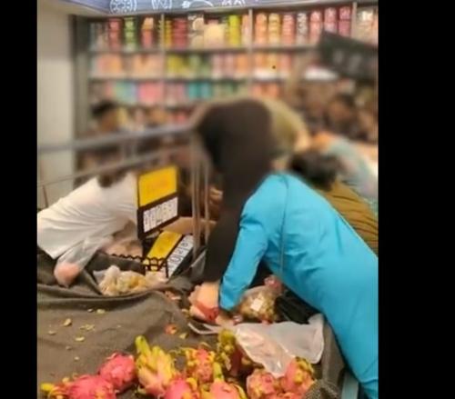 货架|爬上超市货架哄抢 网友直呼这位大妈你上考虑过你脚下火龙果吗？
