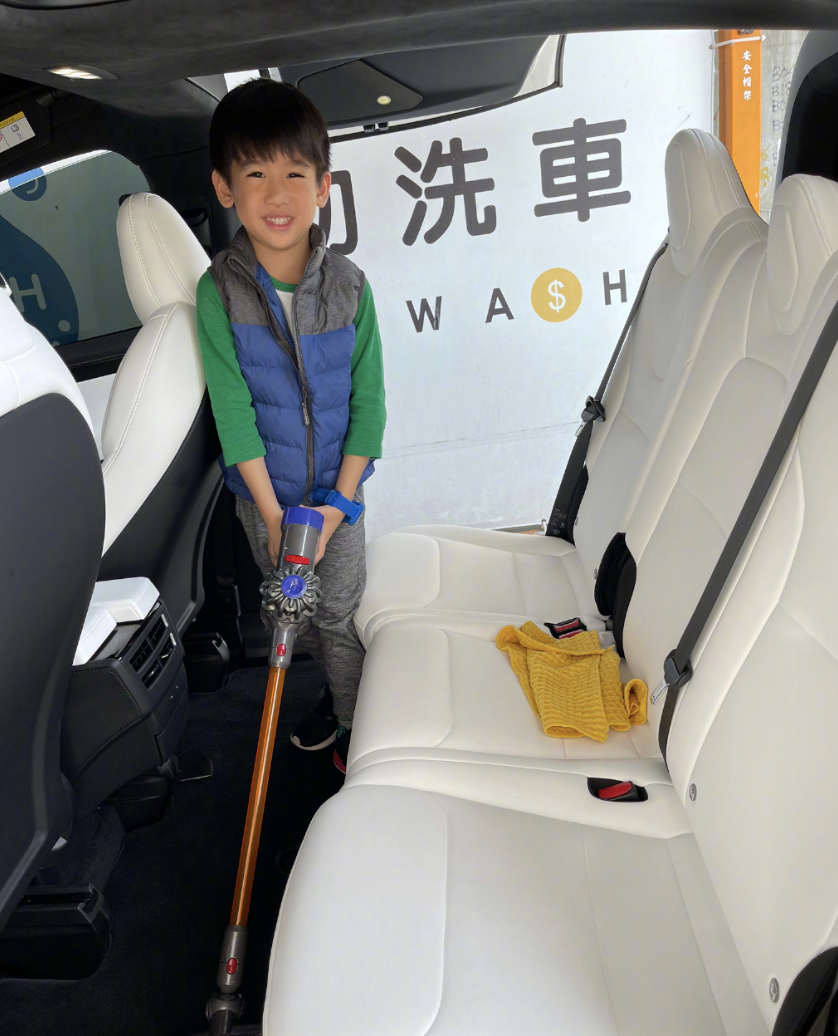 林志穎曬次子學烏克麗麗有模有樣，老三盯著哥哥眼神放空萌態足