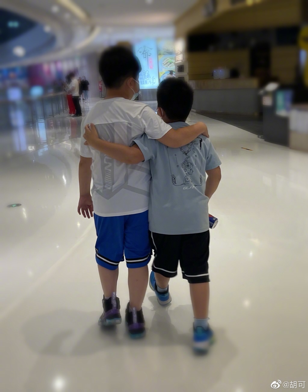 沙溢胡可一家四口出行，安吉小鱼儿长高不少，变圆润越来越像爸爸