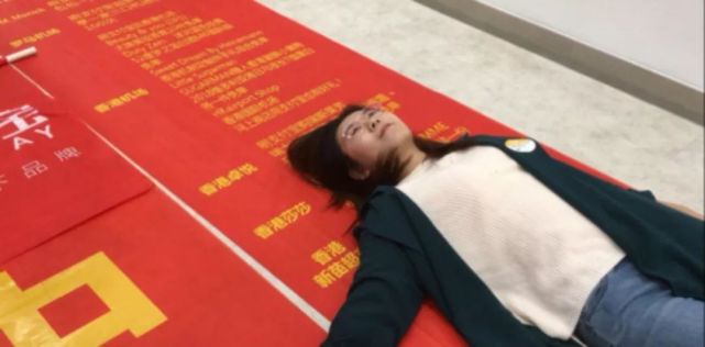 中国锦鲤女孩信小呆致歉事件激起一阵网浪，微博曝光超级主播KING被关闭