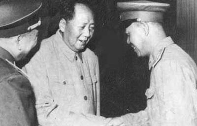 蒋介石76岁生日，岳振华打下台湾飞机做贺礼，晋