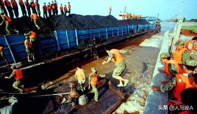 为什么河南要拿几十万一辆的大卡车堵决口？98年还用过火车和轮船