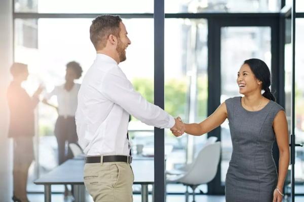 普京会议上屡遭美国记者打断，忍无可忍，警告