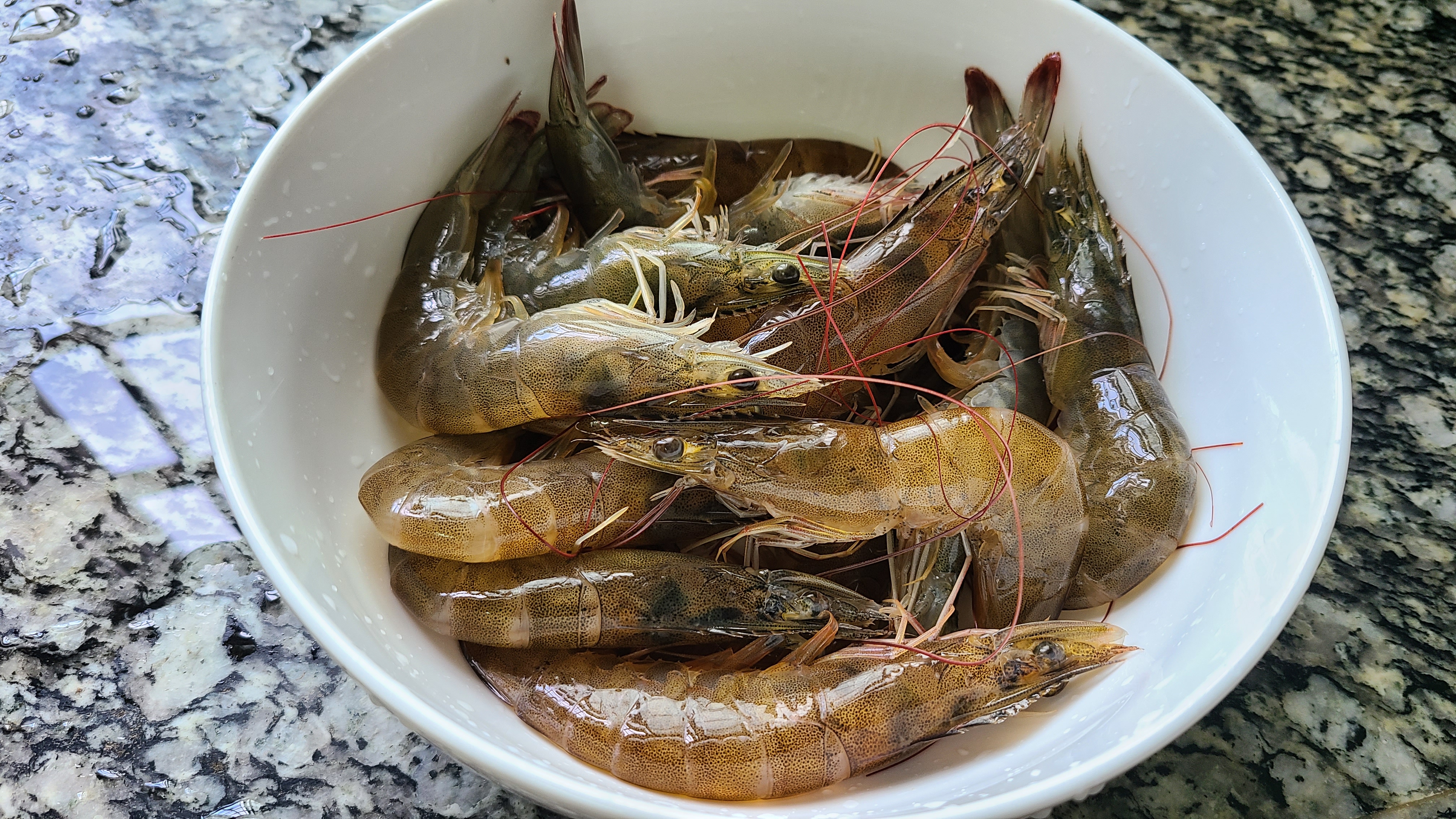 大虾这样做很简单，味道鲜甜又好吃，清淡美味值得一吃