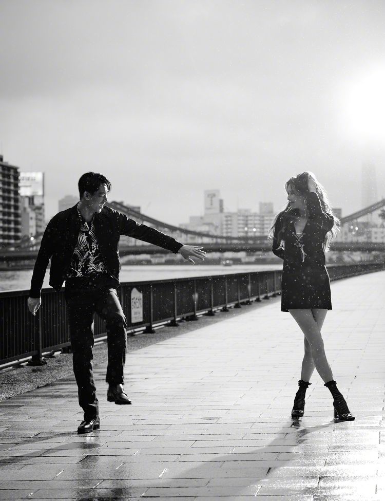 林志玲结婚2周年，携日本丈夫冒雨狂奔好欢快，穿低胸装腰身圆润